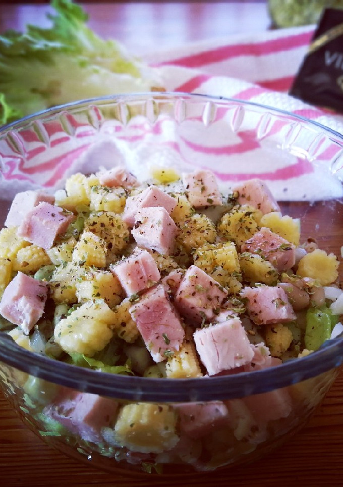 Una foto de Lechuga con jamón dulce, habitas baby y alubia careta