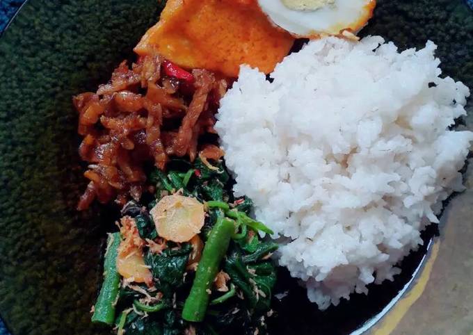 Resep: Nasi urap lauk telur pedas#BikinRamadanBerkesan Ekonomis Untuk Dijual
