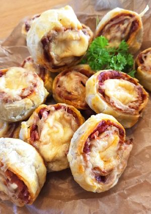 Baconos, sajtos pizzatekercs recept fotója