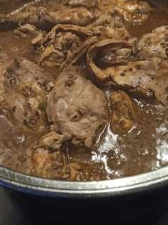 Una foto de Conejo en salsa de chocolate