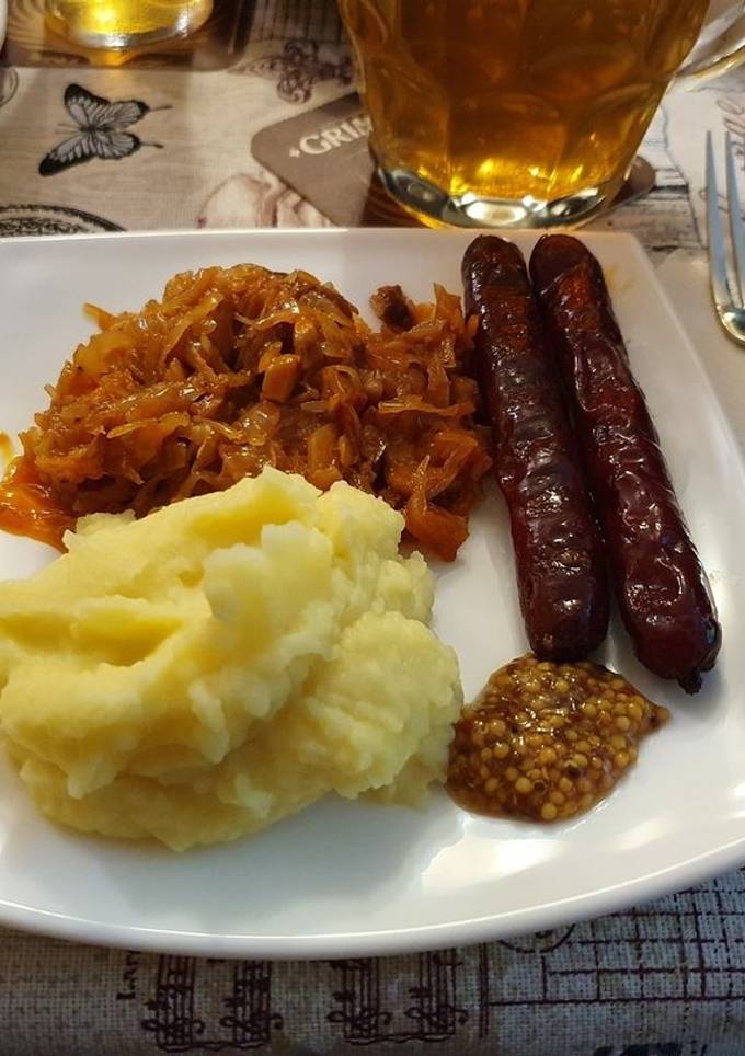 Тушкована квашена капуста з грибами, з грудинкою