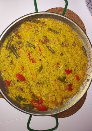 Una foto de Arroz amarillo con pollo
