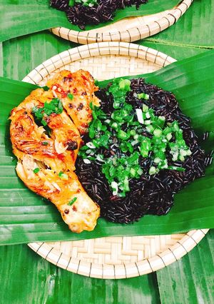 Hình của món Xôi nếp cẩm & gà chiên nước mắm.
