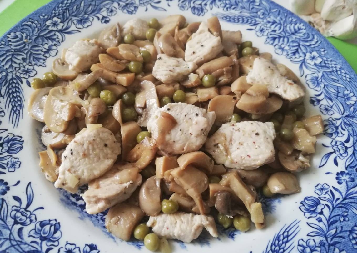 Pechuga de pollo con champiñones al ajillo y guisantes
