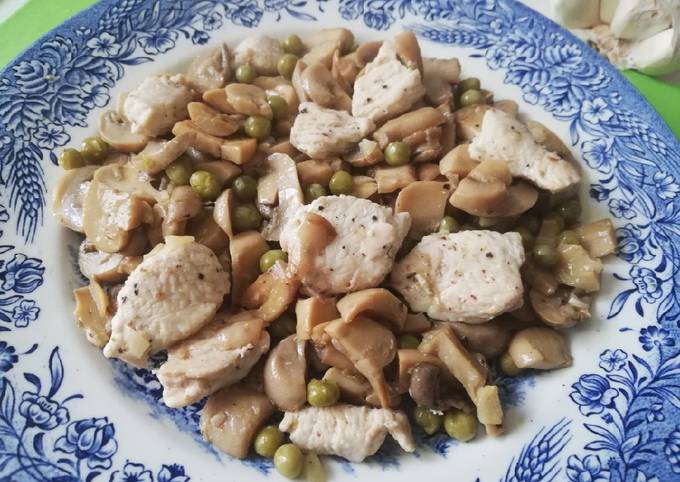 Pechuga de pollo con champiñones al ajillo y guisantes Receta de María José MR 👨👩👧- Cookpad Pechuga de pollo con champiñones al ajillo y guisantes Receta de María José MR 👨👩👧- Cookpad