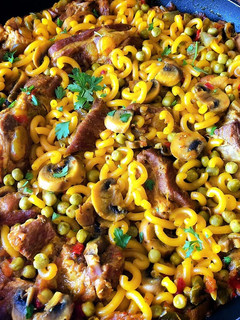 Una foto de Fideos con costillas al vino tinto