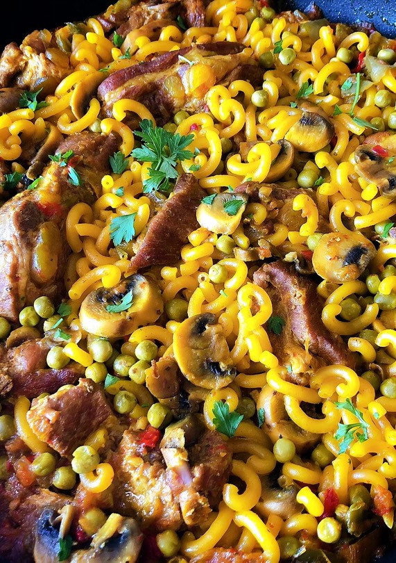 Una foto de Fideos con costillas al vino tinto