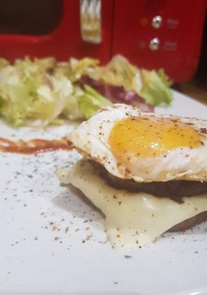 O poză a rețetei Burger cu brânză și ou.
