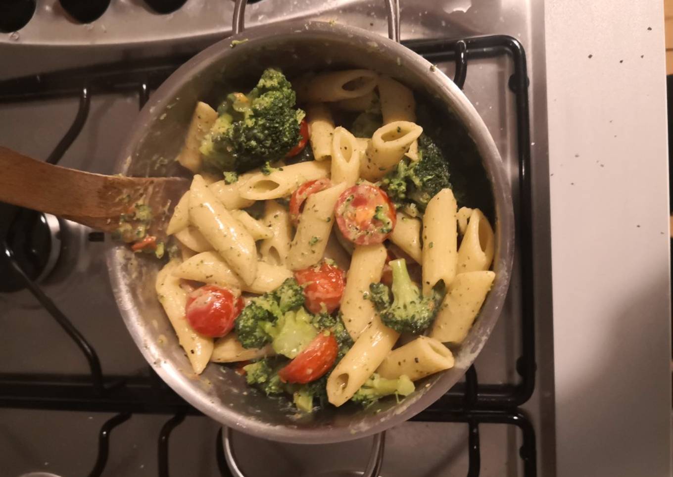 Pasta Ã la pesto, (chicken/ mushrooms, broccoli) & tomatoes