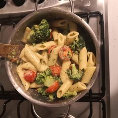 A picture of Pasta à la pesto, (chicken/ mushrooms, broccoli) & tomatoes.