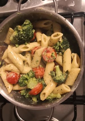 A picture of Pasta à la pesto, (chicken/ mushrooms, broccoli) & tomatoes.