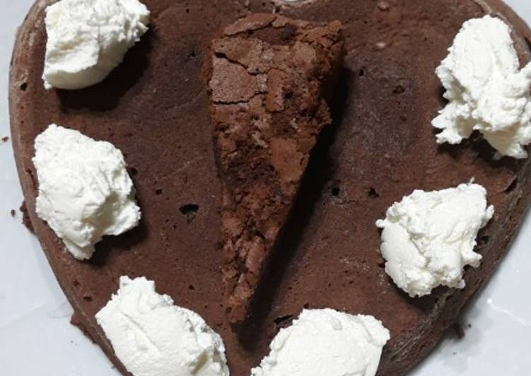 Torta tenerina al cioccolato fondente con panna