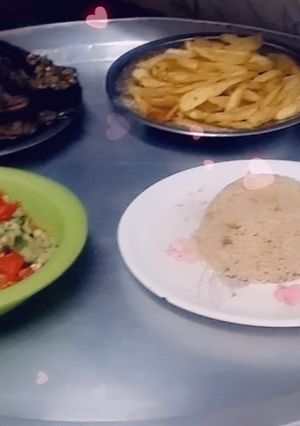 صورة لوصفة رز بالبصل وسمك مشوي وسلطه