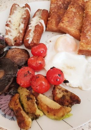 A picture of My Garlic Mushroom & stuffed Sausage Brunch.😀.
