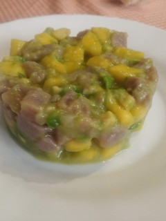 Una foto de Ceviche de atún con mango y aguacate