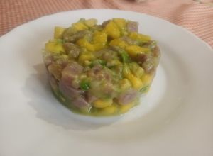 Una foto de Ceviche de atún con mango y aguacate