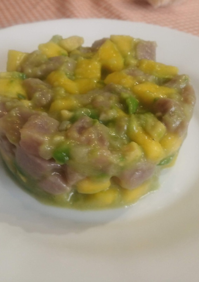 Una foto de Ceviche de atún con mango y aguacate