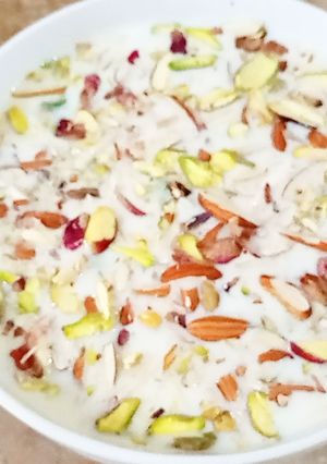 A picture of Sheer khurma.