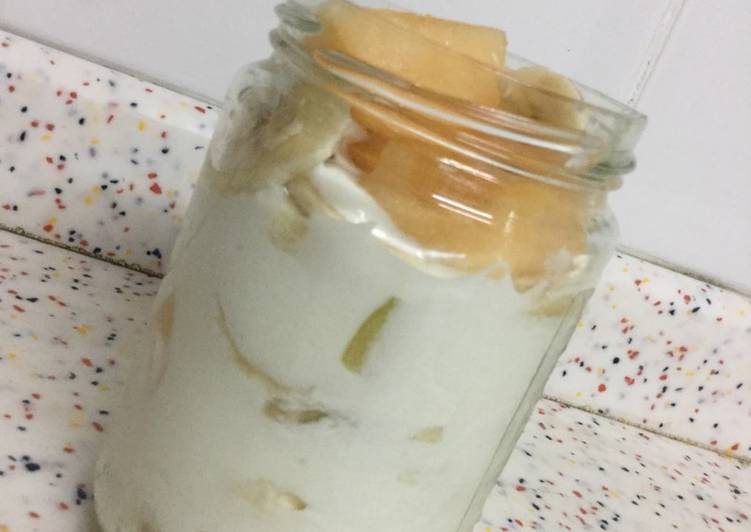 Healthy homemade yoghourt fruit jar