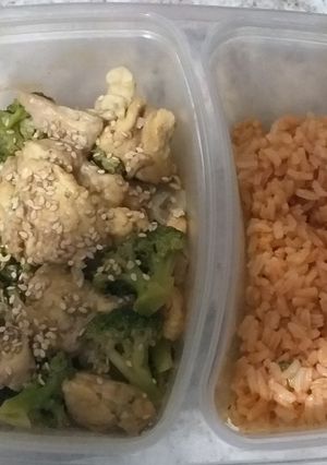Una foto de Salteado de pollo con brócoli