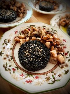 Una foto de Sepia al ajillo con timbal de arroz carnaroli en su tinta