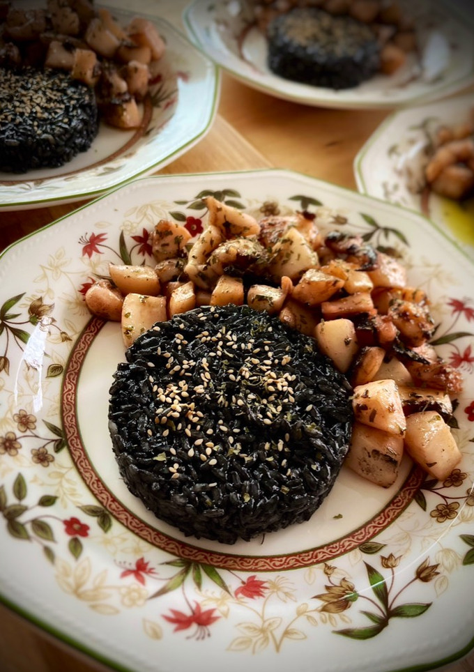 Una foto de Sepia al ajillo con timbal de arroz carnaroli en su tinta