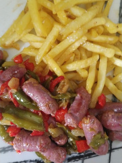 Una foto de Salchichas de cerdo con verdura