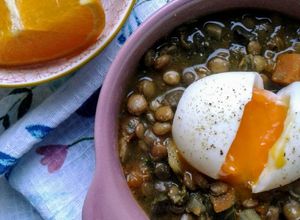 Una foto de Lentejas con callampas secas y verduras