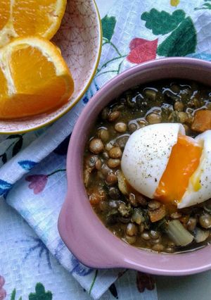 Una foto de Lentejas con callampas secas y verduras