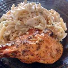 Una foto de Pollo a las hierbas con fideo con salsa blanca