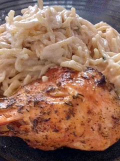 Una foto de Pollo a las hierbas con fideo con salsa blanca