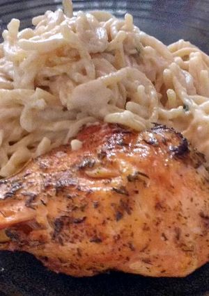 Una foto de Pollo a las hierbas con fideo con salsa blanca
