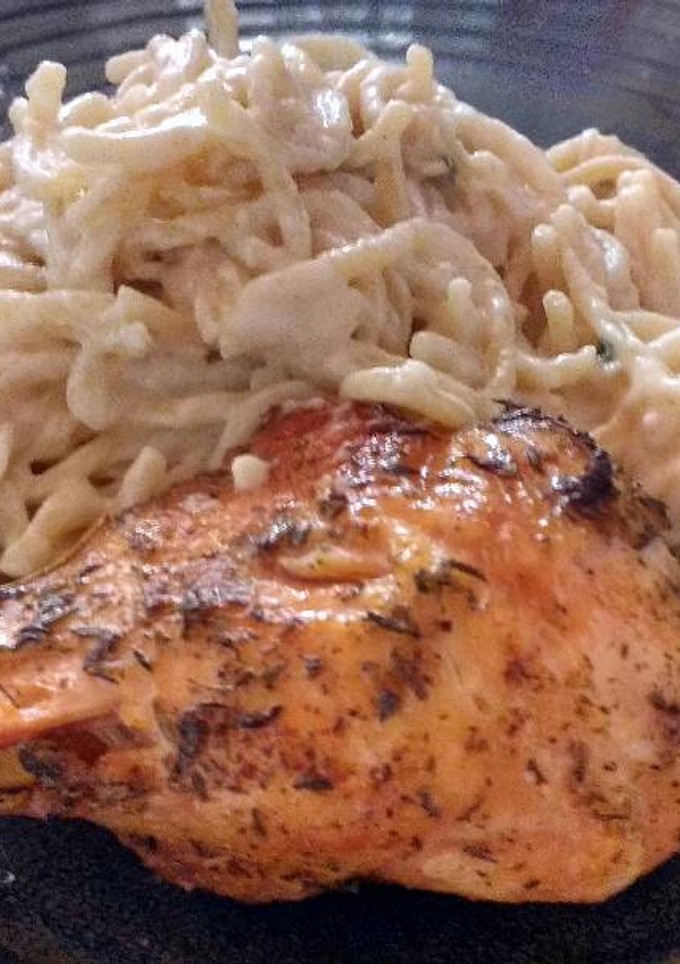Una foto de Pollo a las hierbas con fideo con salsa blanca