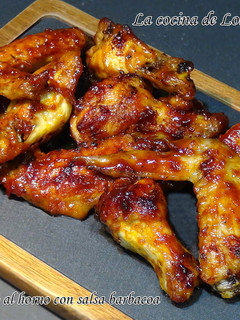 Una foto de Alitas de pollo al horno con salsa barbacoa o BBQ casera
