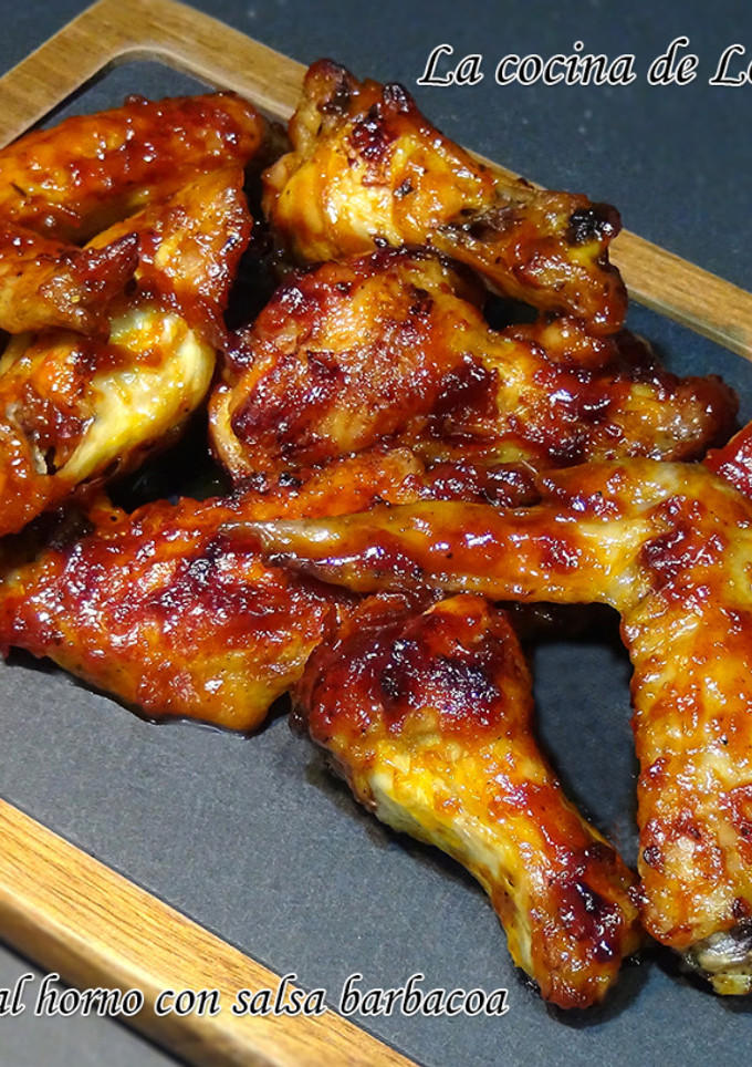 Una foto de Alitas de pollo al horno con salsa barbacoa o BBQ casera