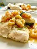 Supremas de merluza y gambones, al vino blanco, con ajos y aove