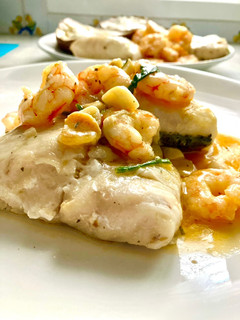Una foto de Supremas de merluza y gambones, al vino blanco, con ajos y aove