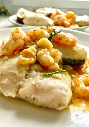 Una foto de Supremas de merluza y gambones, al vino blanco, con ajos y aove