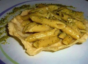 Foto di Penne con Gorgonzola e Pesto alla Genovese servite su Cestino di Parmigiano