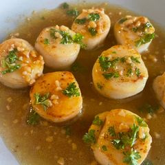 A picture of Pan Fried Scallops With Garlic & Lemon 🍋.