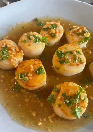 A picture of Pan Fried Scallops With Garlic & Lemon 🍋.