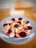 Carpaccio de saint Jacques, pommes, betterave, radis rose