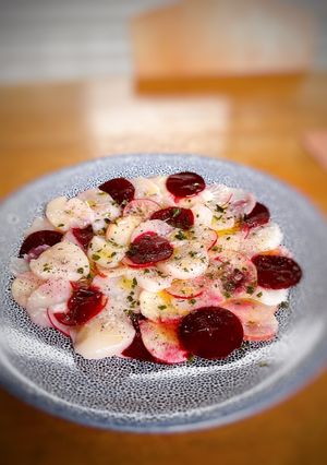 Une photo de Carpaccio de saint Jacques, pommes, betterave, radis rose