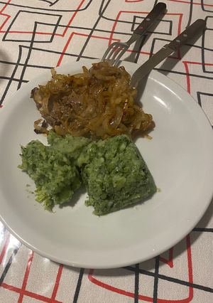 Una foto de Hígado con puré de papas y acelga