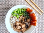 Una foto de sopa ramen vegetariana