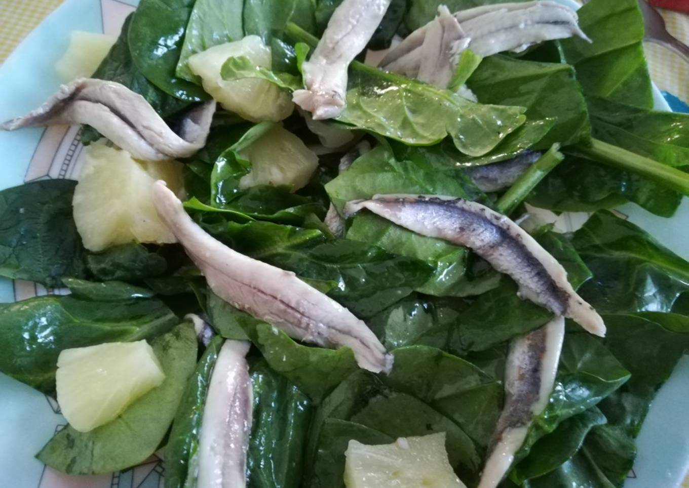 Ensalada de espinacas con piña y boquerones