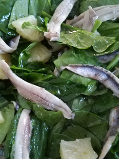 Una foto de Ensalada de espinacas con piña y boquerones
