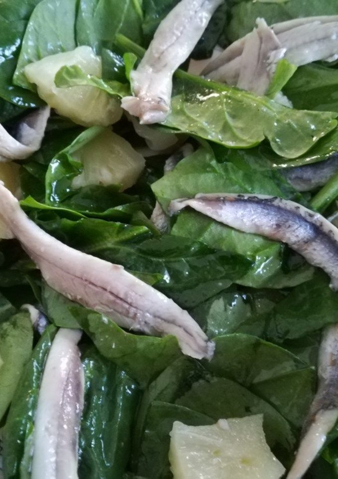 Una foto de Ensalada de espinacas con piña y boquerones