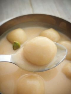 வெள்ளை சர்க்கரை சேர்க்காத பால் கொழுக்கட்டை (Paal kolukattai recipe in tamil) செய்முறை முக்கிய புகைப்படம்