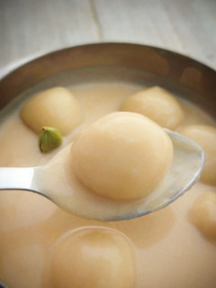 வெள்ளை சர்க்கரை சேர்க்காத பால் கொழுக்கட்டை (Paal kolukattai recipe in tamil) செய்முறை முக்கிய புகைப்படம்
